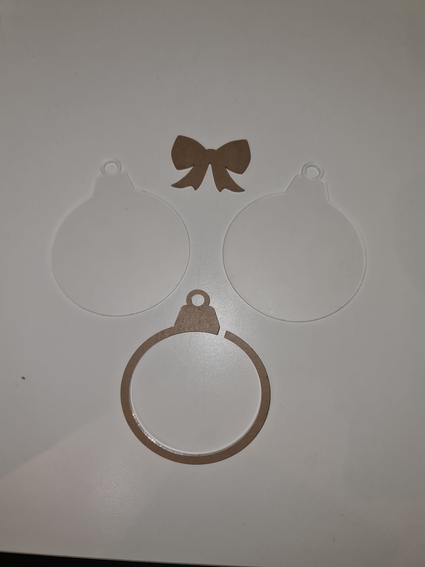 Acryl Kerst Ornament – Snowglobe met Strik (8 cm)