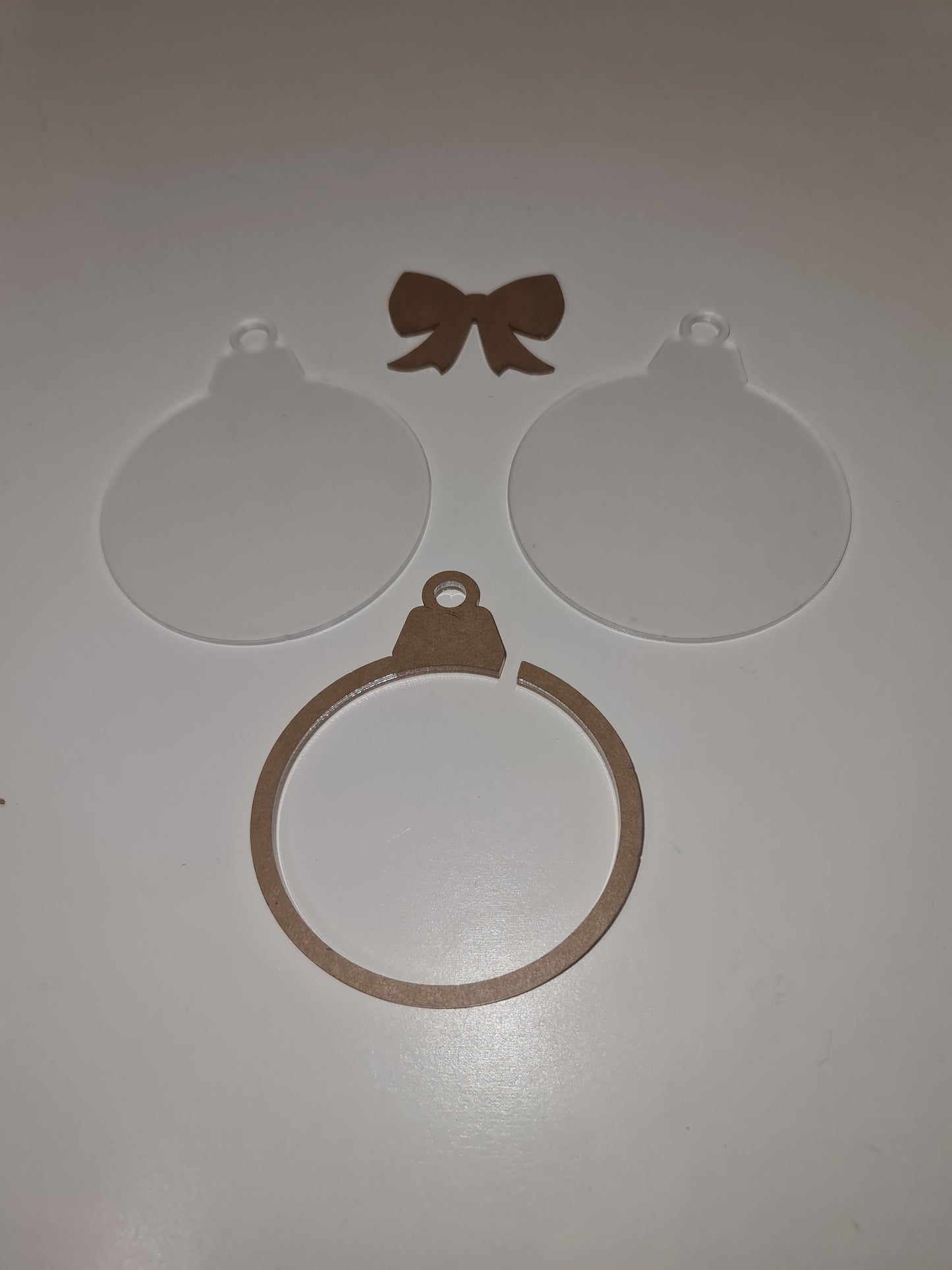 Acryl Kerst Ornament – Snowglobe met Strik  (8 cm)