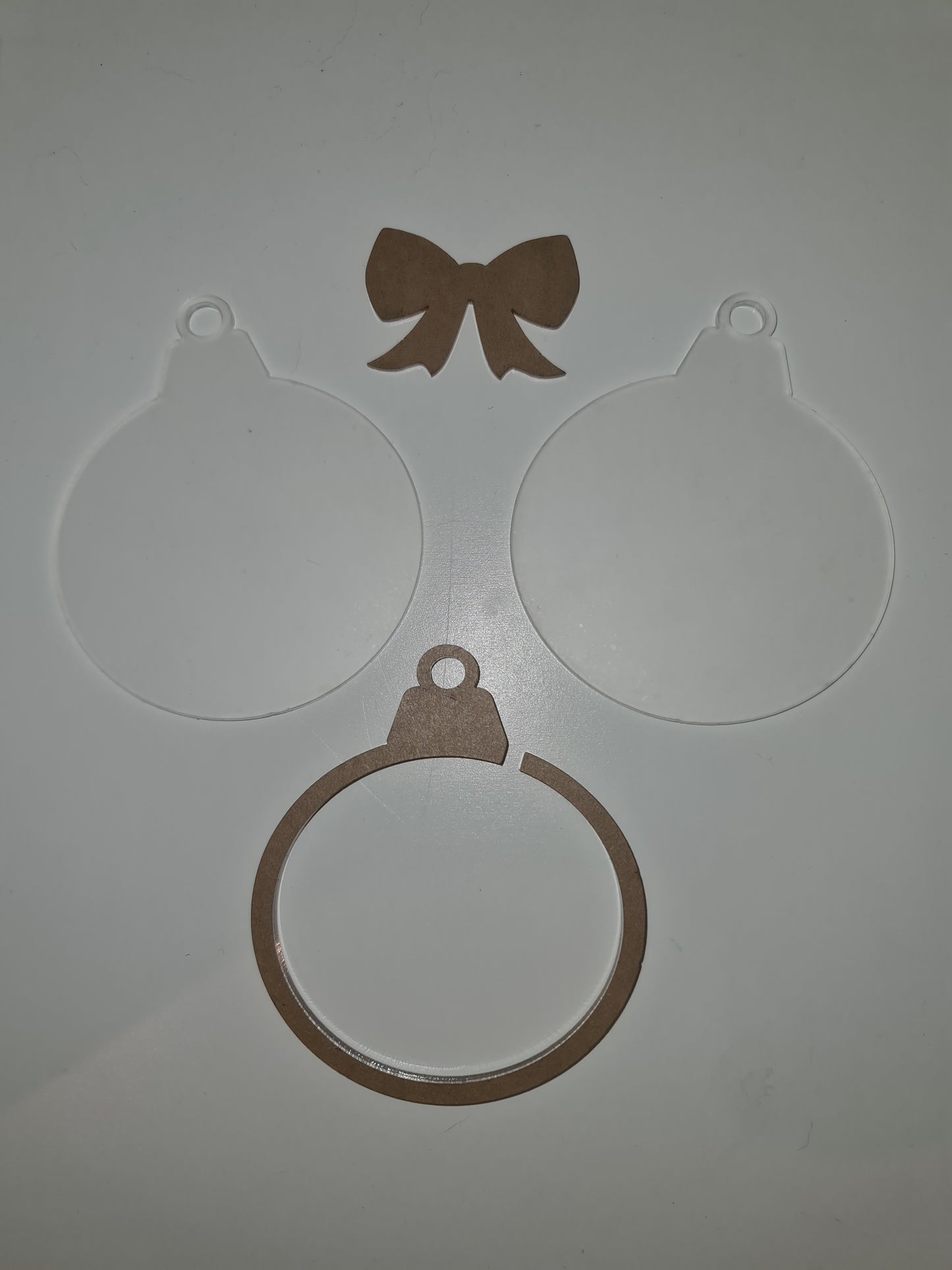 Acryl Kerst Ornament – Snowglobe met Strik  (8 cm)